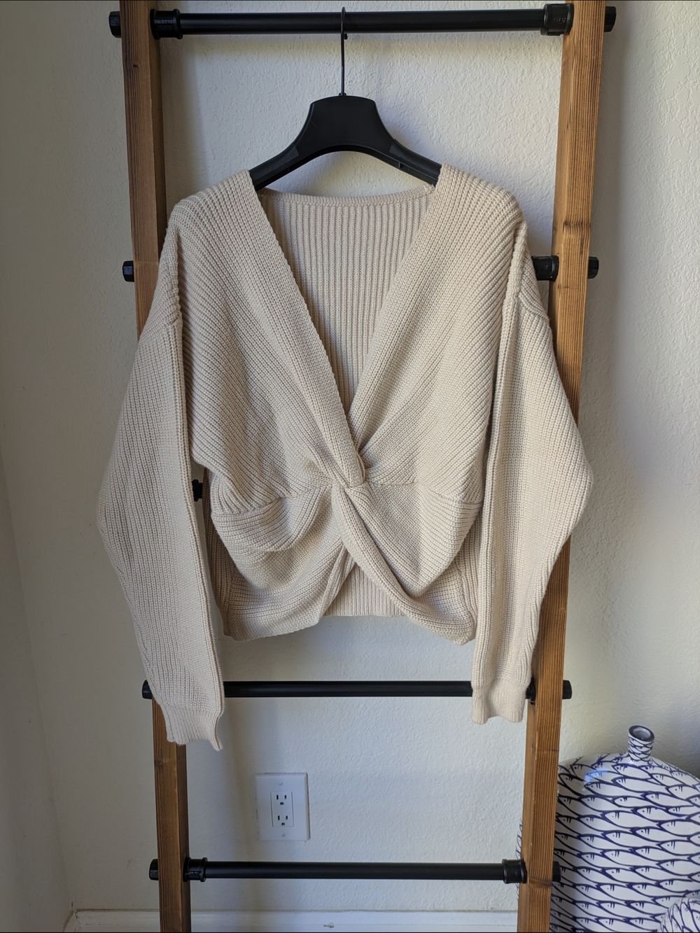 Source Unknown Women's Cream Twist-Knot V-Neck Sweater - Estimated Size M